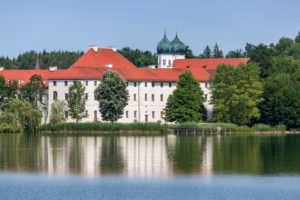Kloster Seeon am Seeoner See, Gemeinde Seeon-Seebruck, Chiemgau, Oberbayern, Bayern, Süddeutschland, Deutschland, Europa Kloster Seeon am Seeoner See, Gemeinde Seeon-Seebruck, Chiemgau, Oberbayern, Bayern, Süddeutschland, Deutschland, Europa